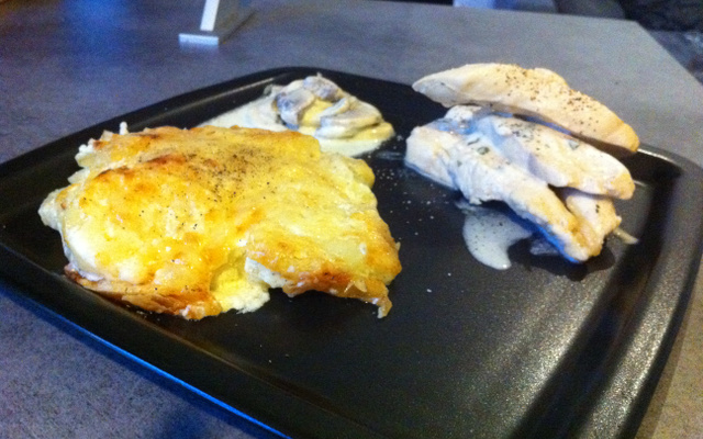 Poulet aux champignons et à l'estragon avec un zeste de citron