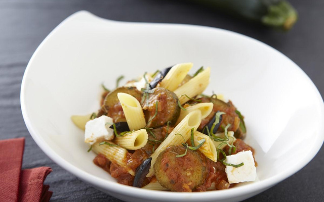 Salade de penne aux Courgettes, chèvre frais, basilic et olives noires