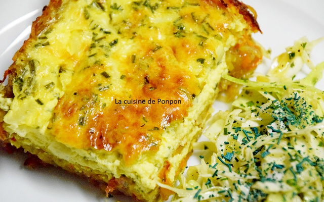 Quiche aux herbes fraîches sur croustillant de pommes de terre et carottes