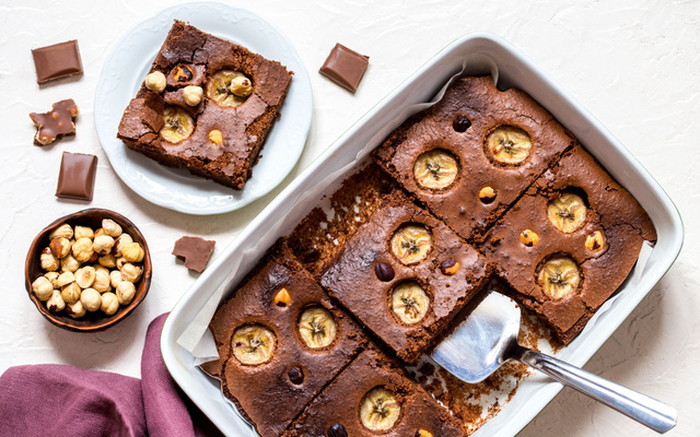 Brownie au chocolat, banane et noisettes