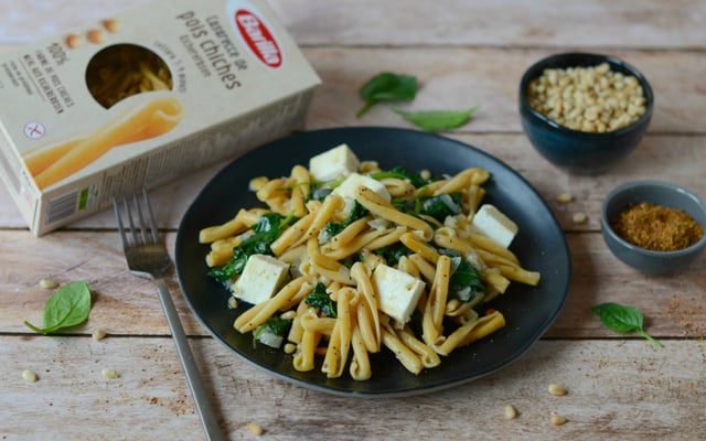 Casarecce de pois chiches, pousses d'épinards, pignons de pin et feta rôti