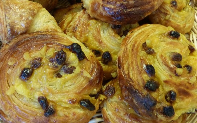 Pains aux raisins à la pâte levée feuilletée
