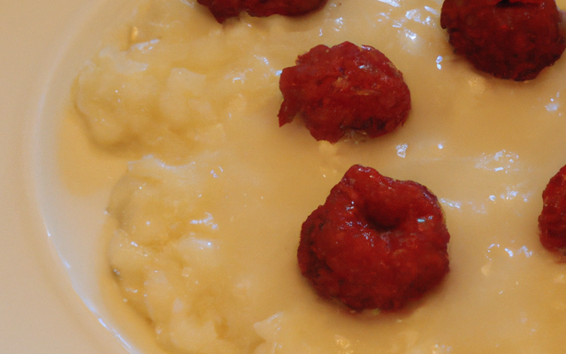 Riz au lait de notre enfance, framboises poêlées au serpolet