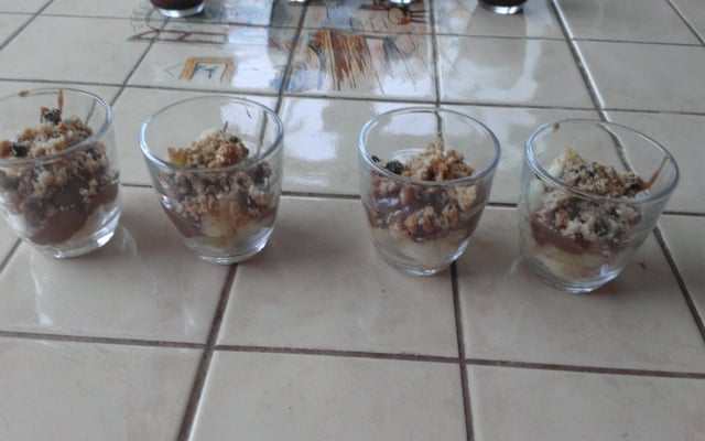 Verrines banane/Kinder® façon crumble