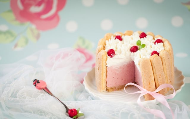 Charlotte aux framboises (ou fraises) et sirop rhum/grenadine