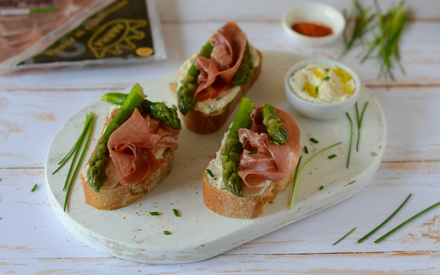 Bruschetta aux asperges et au jambon de Parme