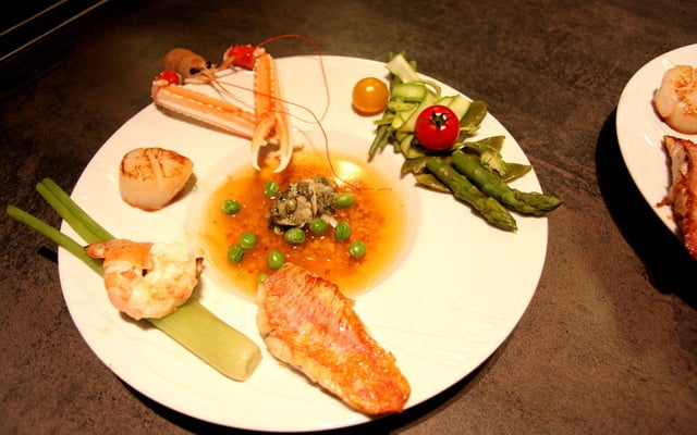 Assiette de la mer, légumes croquants et gelée de crustacés