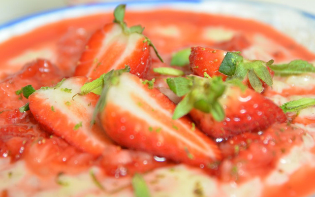 Riz au lait, fraises granitées au citron vert