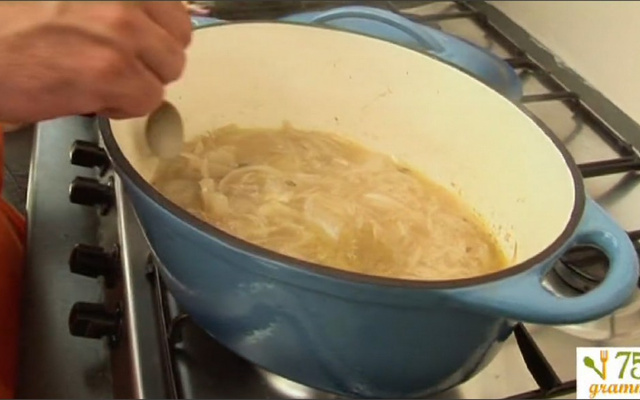 Soupe à l'oignon au thym