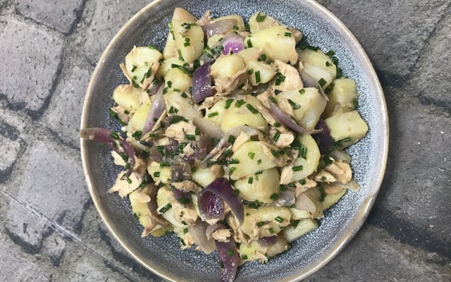 Salade de pommes de terre à l'oignon et au thon
