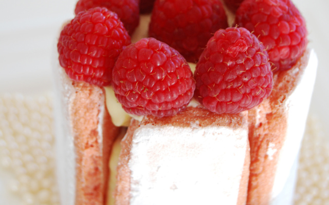 Mini-charlottes framboises façon tiramisu aux biscuits roses de Reims