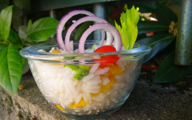 Salade de riz colorée et vinaigrette citronnée