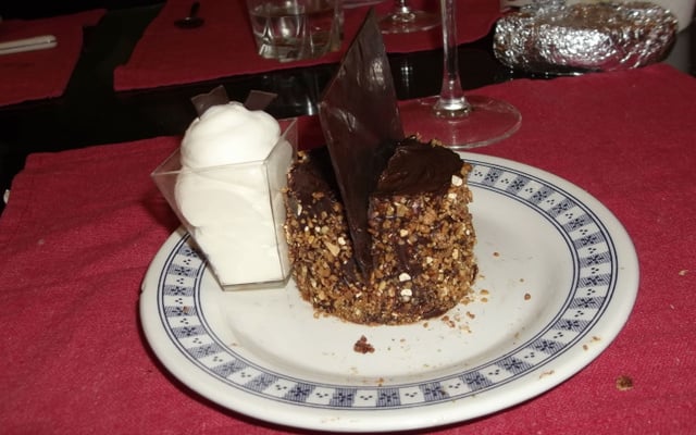 Entremet chocolat-pralin en habit de Mystère, et sa crème de mascarpone en chantilly à l'amande amère
