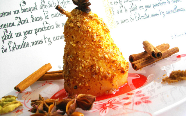 Poire 'Roasted & Spicy' enrobée de croustillant pralin....
