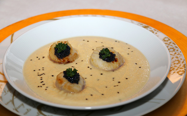 Velouté de navet boule d'or au foie gras et noix de St-Jacques, sel noir d'Hawaii