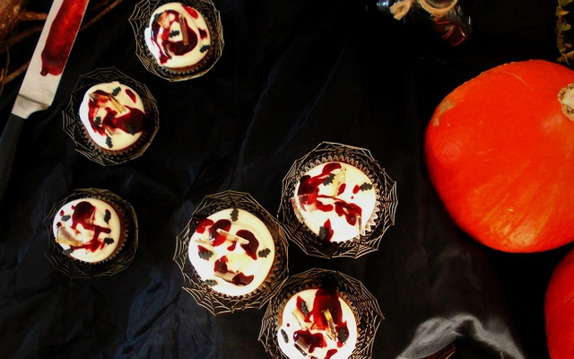 Cupcakes ensanglantés chocolat blanc framboise cœur purulent de pomme