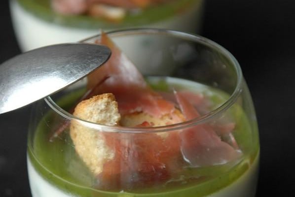 Panna cotta aux petits pois et parmesan, jus épinards, ail, menthe