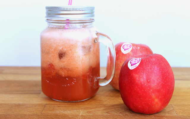 Jus de pomme Pink Lady® et fraises pochées