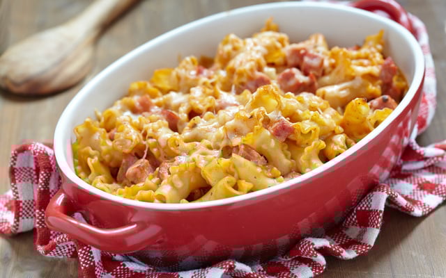 Gratin de pâtes au jambon assaisonné d'une pointe de noix de muscade