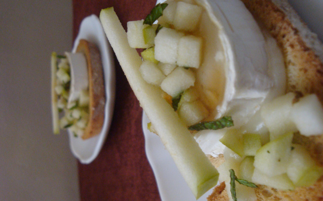 Toast de chèvre chaud au miel et tartare de pomme granny menthe