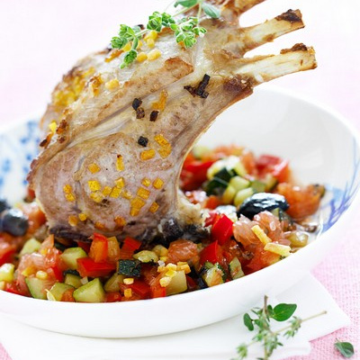 Carré d'agneau rôti à la fleur de sel de pamplemousse de Floride, légumes croquants au miel de thym