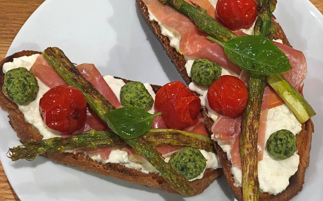 Bruschetta aux asperges vertes, mozzarella Di Bufala et jambon de Parme