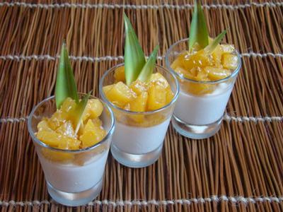 Panna cotta coco citron vert, ananas caramélisé vanille bourbon et rhum blanc