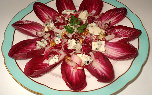Salade de carmine au roquefort et aux noix