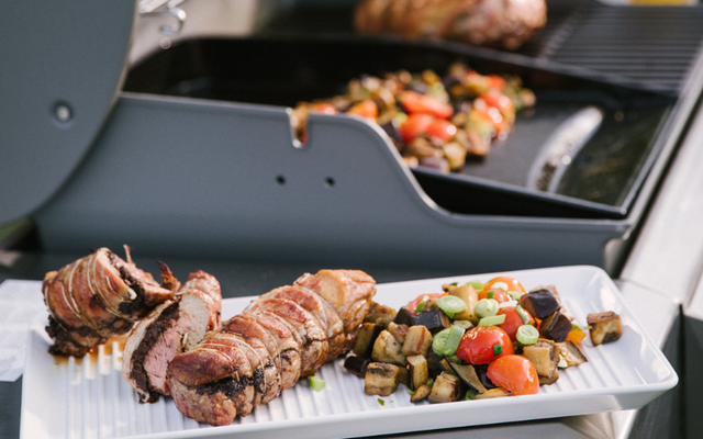Filet d’agneau à la tapenade et ail frit, aubergines au cumin