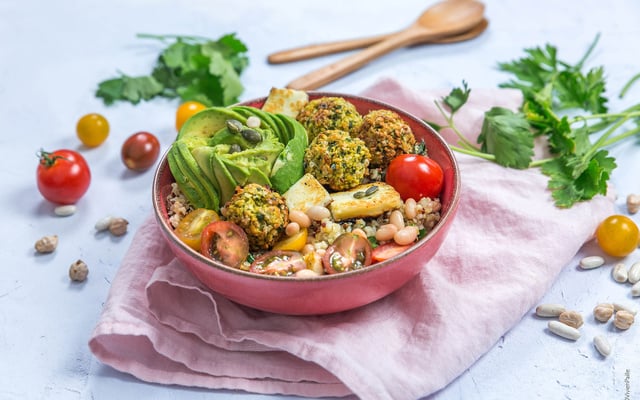 Salade de quinoa aux falafels, crudités et féta
