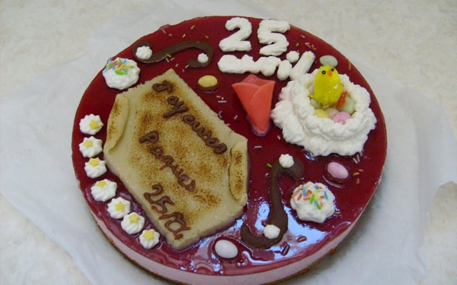 Nuage de fraises sur génoise