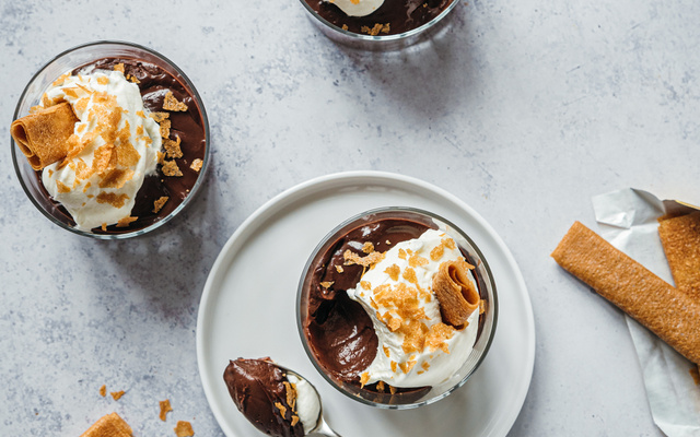 Crèmes onctueuses au chocolat, crème fouettée et crêpes dentelles nature