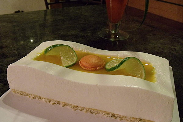 Bavarois citron vert, noix de coco et fruits exotiques