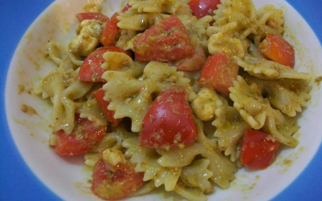 Farfalle, pesto, mozzarella et tomates cerise