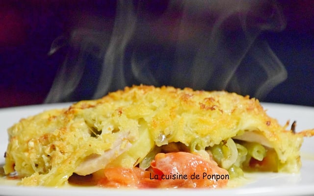 Gratin de pommes de terre, boudin blanc, tomates et haricots