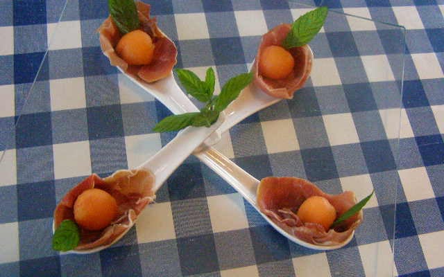 Billes de melon dans un écrin de saumon