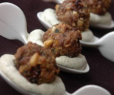 Boulettes d'agneau aux saveurs méditerranéennes sur lit de chantilly au pesto
