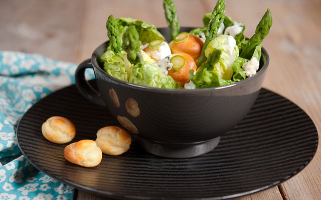 Salade d'asperges vertes aux petits choux et crème de Roquefort