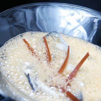 Huître pochée, écume de poivrons doux