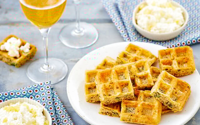 Mini gaufres au cidre, gingembre, coriandre et dip de cottage cheese au citron confit
