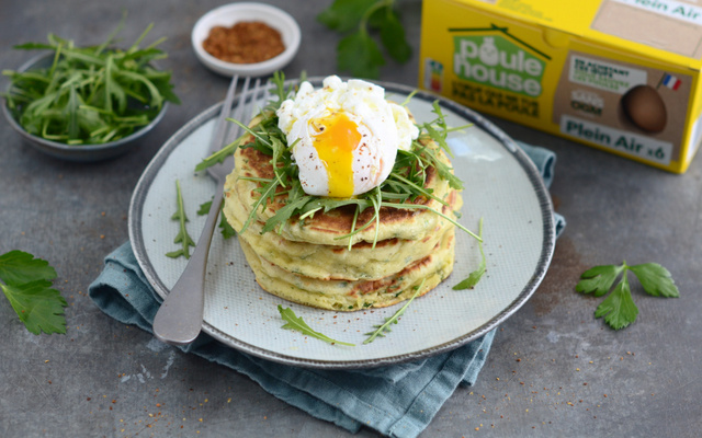 Pancakes aux herbes et son œuf poché