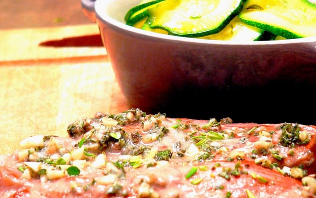 Steaks d'agneau à la romaine, poêlée de courgettes au thym