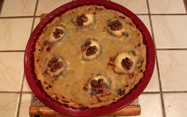 Tarte à l'oignon surprise salée -sucrée aux cèpes, au chèvre et aux noix