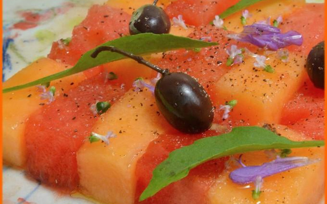 Salade de pastèque, melon, huile et olives de Nice AOP, roquettes à feuille d'olivier
