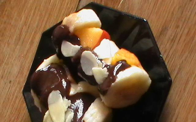 Mini-brochettes bananes/nectarines sur une fondue de chocolat aux amandes