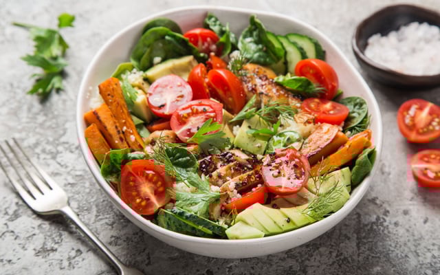 Salade complète de poulet grillé aux patates douces, avocat, tomates cerises et couscous