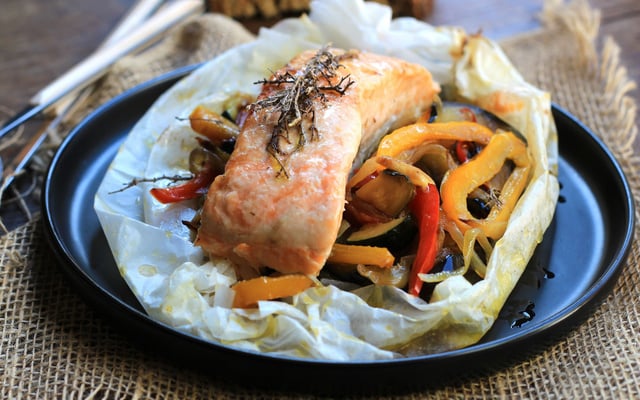 Papillotes de saumon aux légumes du sud