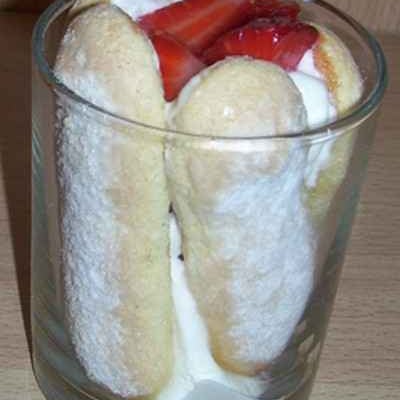 Verrine facon charlotte aux fraises