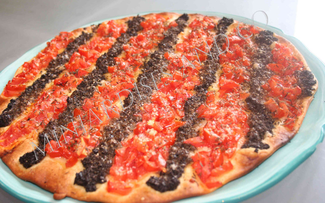 Tarte fine tomate et tapenade entièrement maison