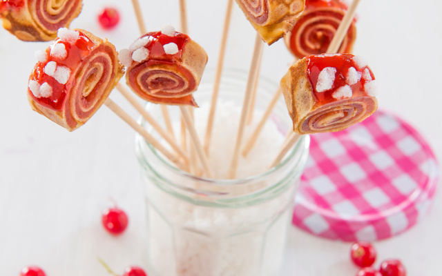 Petits roulés de crêpes à la confiture fraises et groseilles